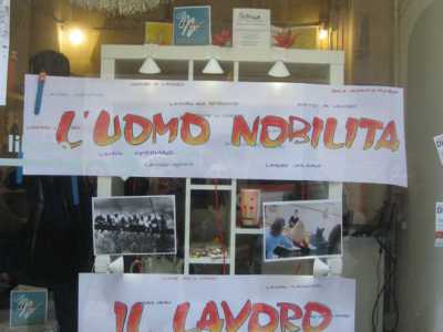 Lo slogan di Div.ergo, esposto nella vetrina di uno dei punti vendita